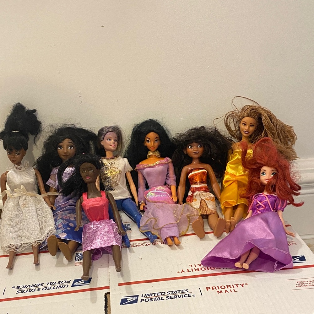 5 pounds bundle of 18 Dolls good condition see pictures